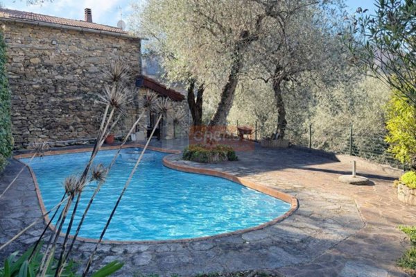 casa indipendente in vendita ad Aquila d'Arroscia