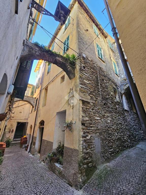 quadrivano in vendita a Badalucco