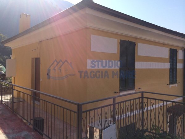 casa indipendente in vendita a Badalucco