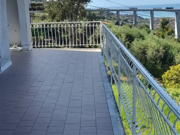 casa indipendente in vendita a Bordighera in zona Sasso
