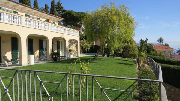 casa indipendente in vendita a Bordighera