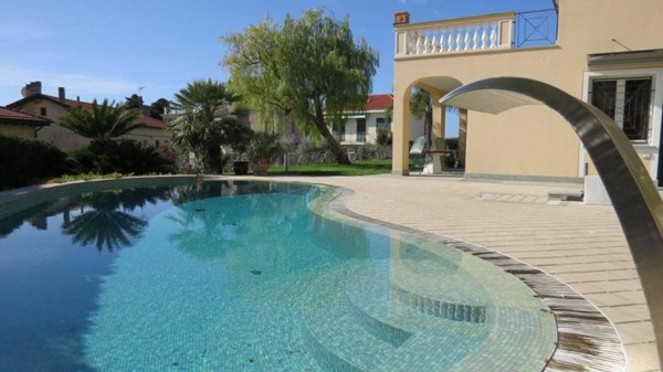 casa indipendente in vendita a Bordighera