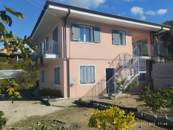 casa indipendente in vendita a Bordighera