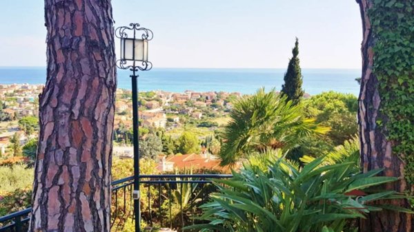 casa indipendente in vendita a Bordighera