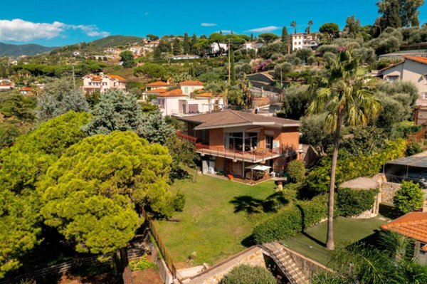 casa indipendente in vendita a Bordighera