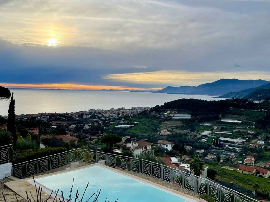 casa indipendente in vendita a Bordighera