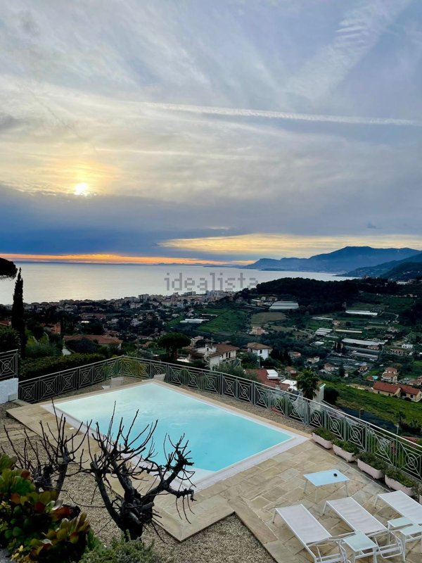 casa indipendente in vendita a Bordighera