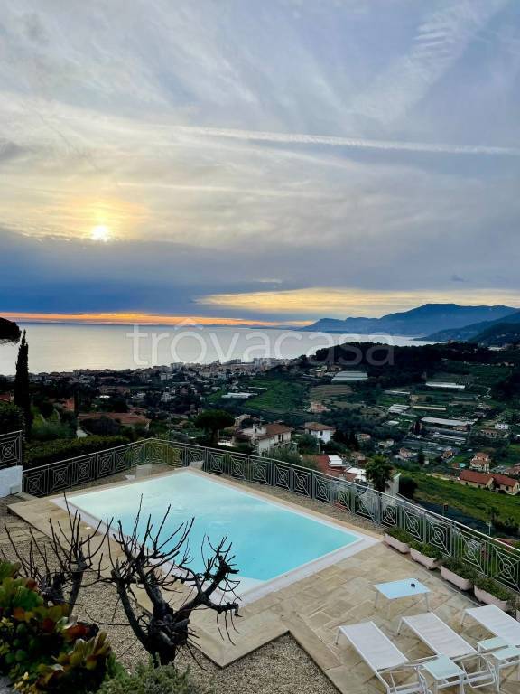 casa indipendente in vendita a Bordighera
