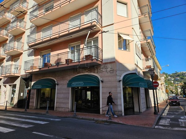 locale commerciale in vendita a Bordighera