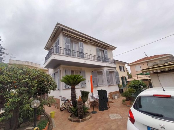 casa indipendente in vendita a Bordighera