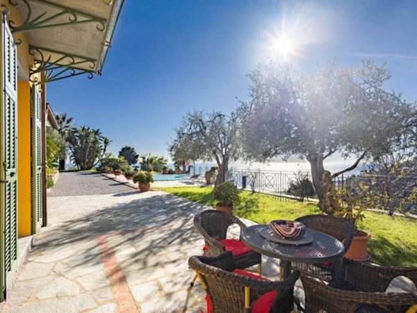 casa indipendente in vendita a Bordighera