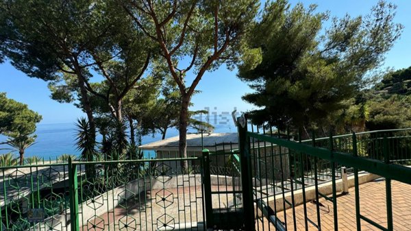 casa indipendente in vendita a Bordighera
