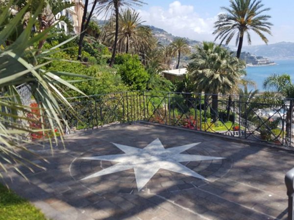 casa indipendente in vendita a Bordighera
