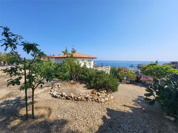 casa indipendente in vendita a Bordighera