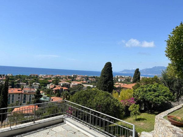 casa indipendente in vendita a Bordighera