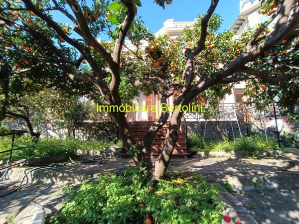 casa indipendente in vendita a Bordighera