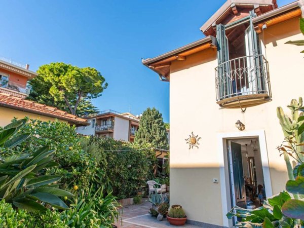 casa indipendente in vendita a Bordighera