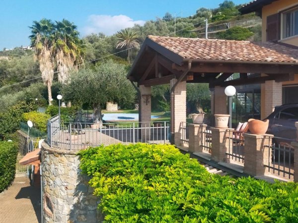 casa indipendente in vendita a Bordighera in zona Sasso