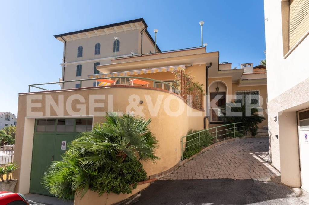 casa indipendente in vendita a Bordighera