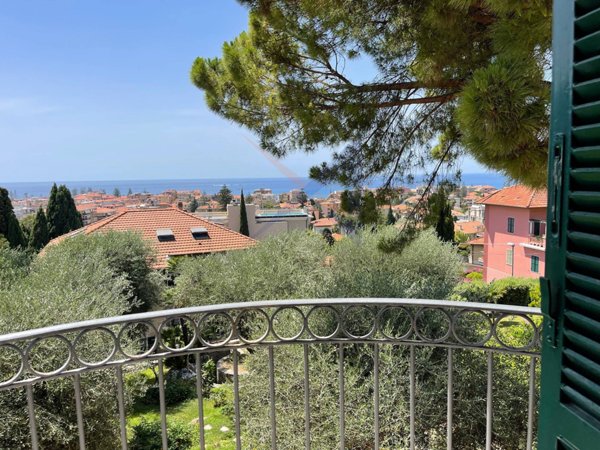 casa indipendente in vendita a Bordighera