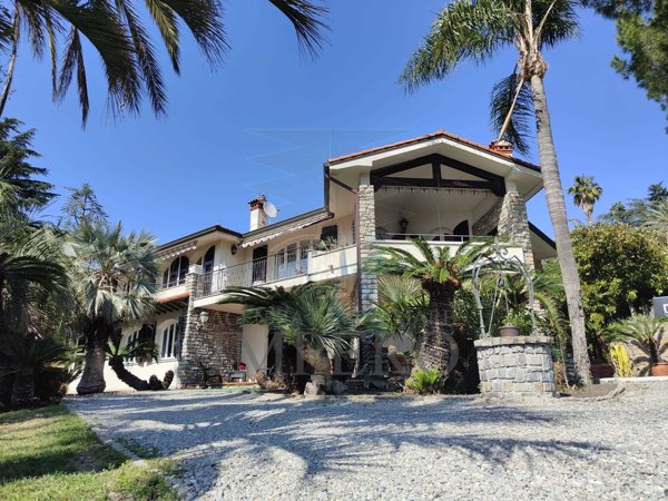 casa indipendente in vendita a Bordighera