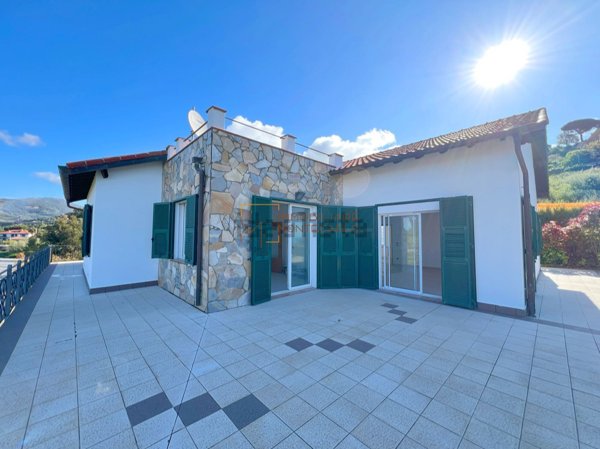 casa indipendente in vendita a Bordighera