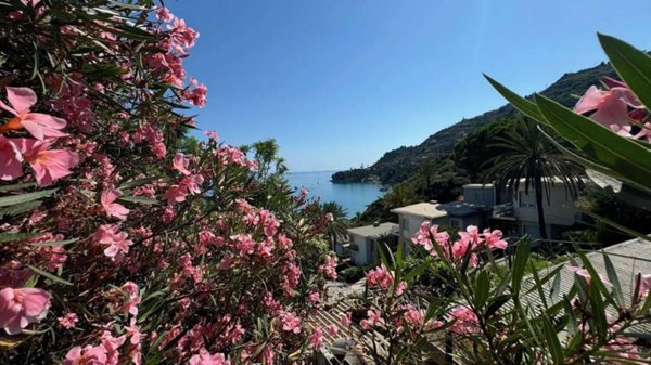 casa indipendente in vendita a Bordighera