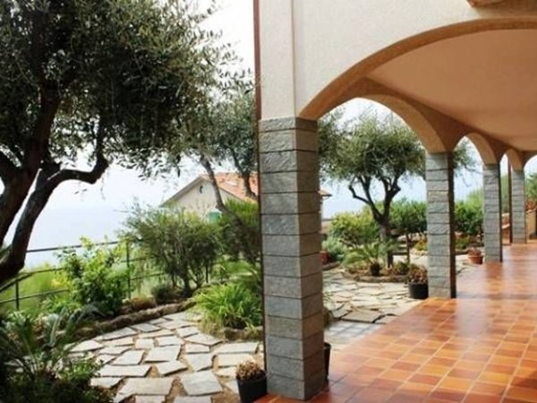casa indipendente in vendita a Bordighera