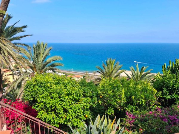 casa indipendente in vendita a Bordighera in zona Sasso
