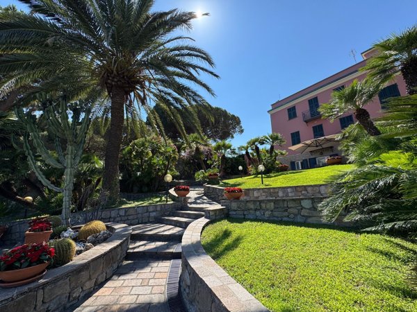 casa indipendente in vendita a Bordighera