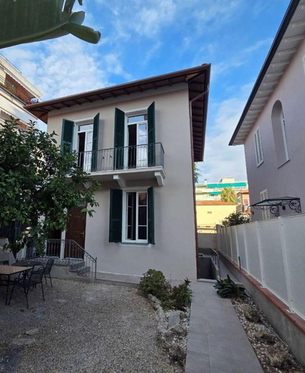 casa indipendente in vendita a Bordighera
