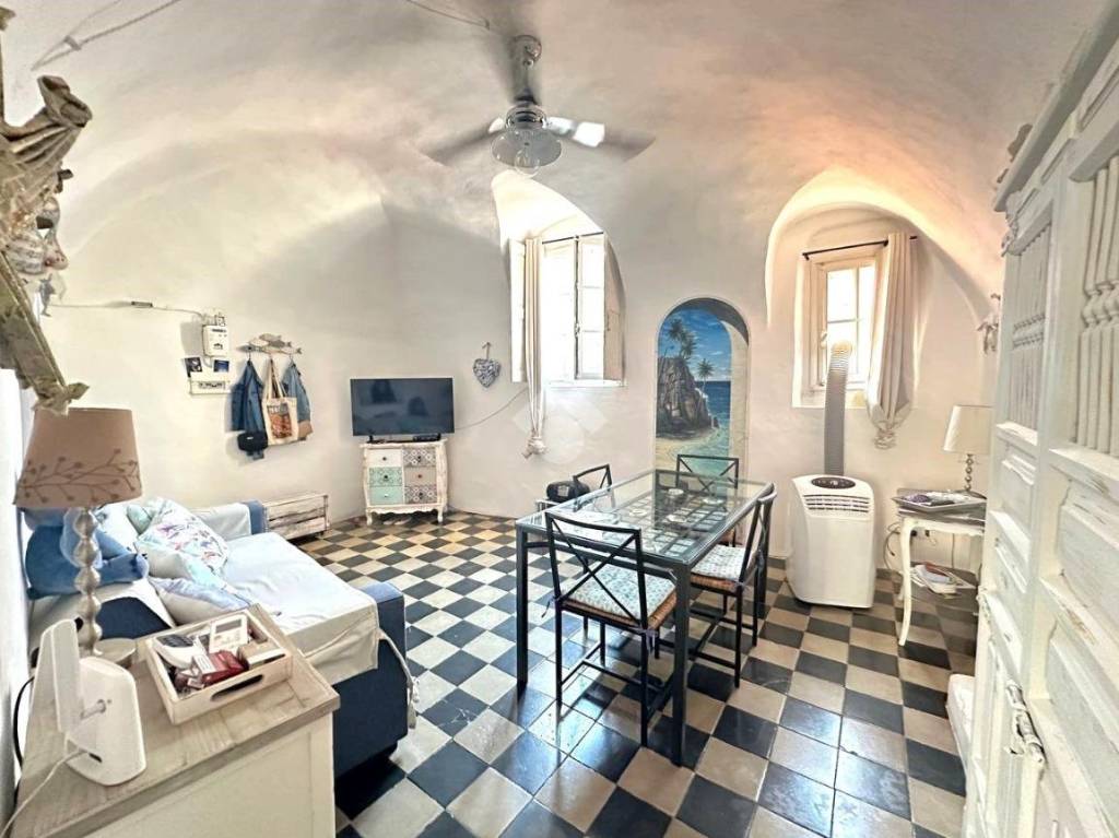 appartamento in vendita a Bordighera in zona Borghetto San Nicolò