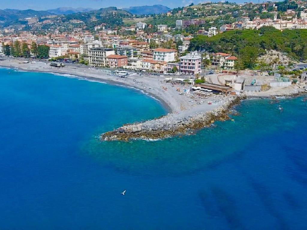 intera palazzina in vendita a Bordighera