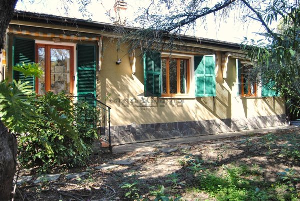 casa indipendente in vendita a Bordighera in zona Sasso