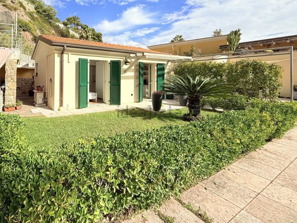 casa indipendente in vendita a Bordighera