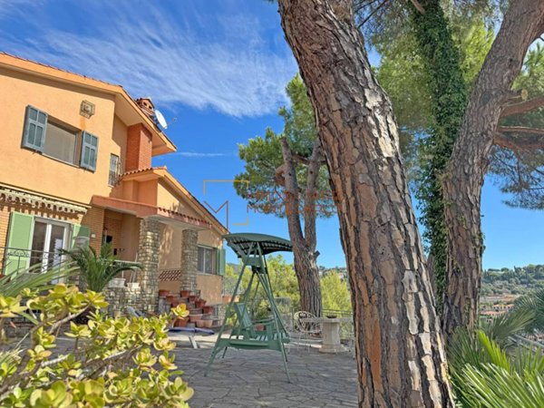 casa indipendente in vendita a Bordighera