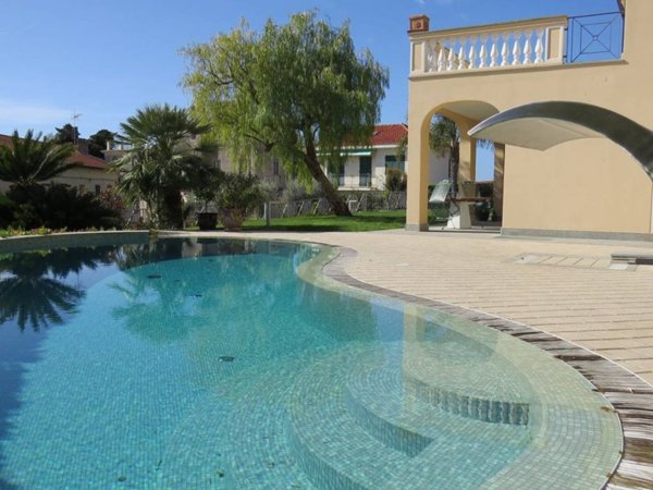 casa indipendente in vendita a Bordighera