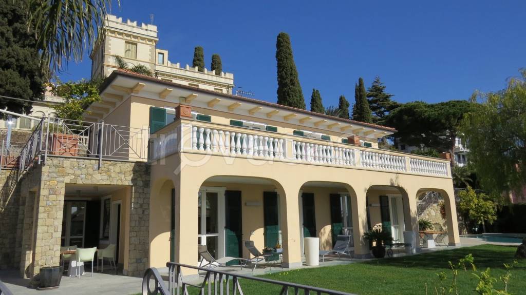 casa indipendente in vendita a Bordighera