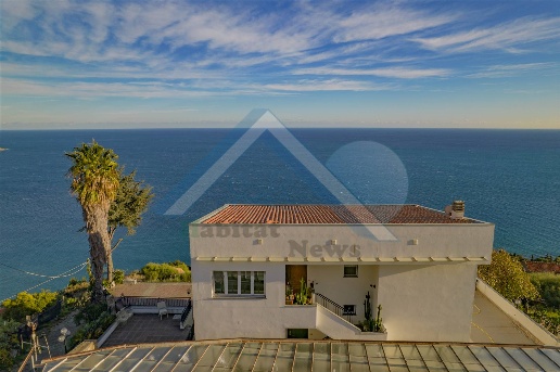 casa indipendente in vendita a Bordighera