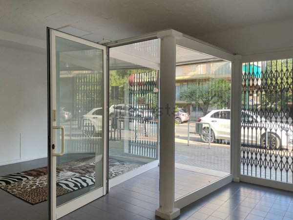 locale commerciale in vendita a Bordighera