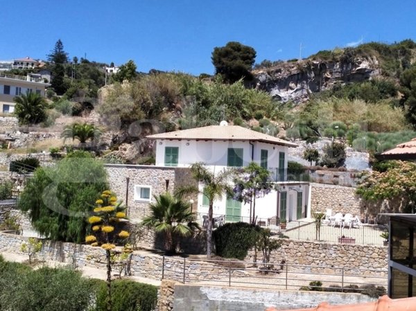 casa indipendente in vendita a Bordighera