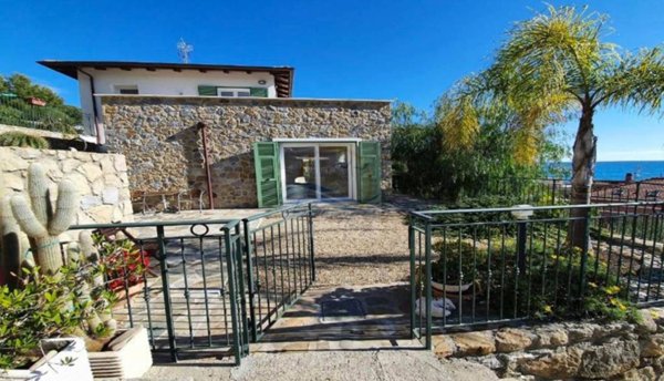 casa indipendente in vendita a Bordighera