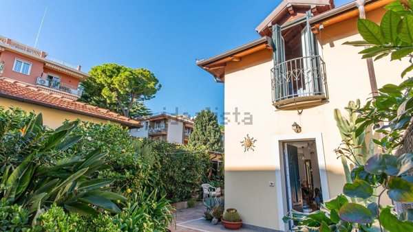 casa indipendente in vendita a Bordighera