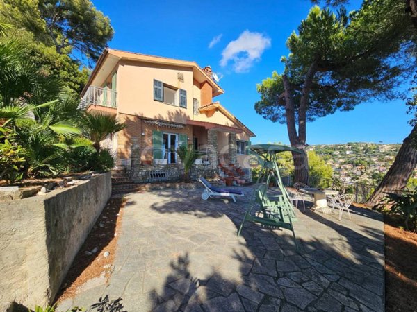 casa indipendente in vendita a Bordighera