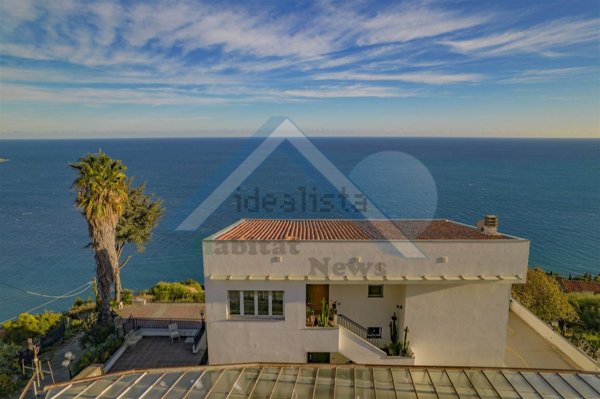 casa indipendente in vendita a Bordighera