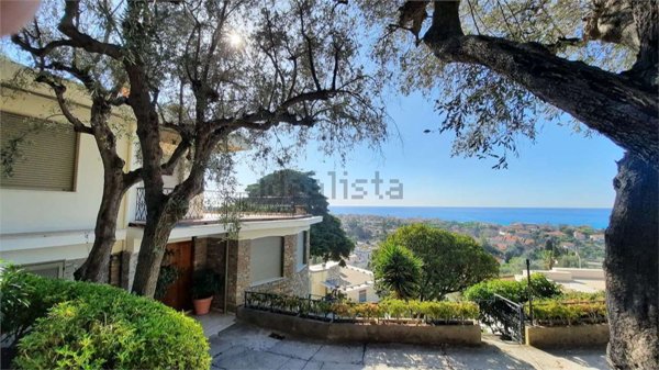 casa indipendente in vendita a Bordighera