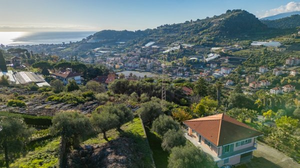 casa indipendente in vendita a Bordighera