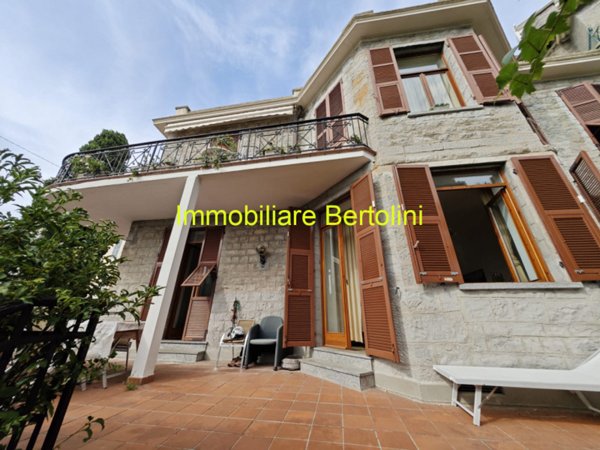 casa indipendente in vendita a Bordighera