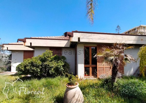 casa indipendente in vendita a Bordighera