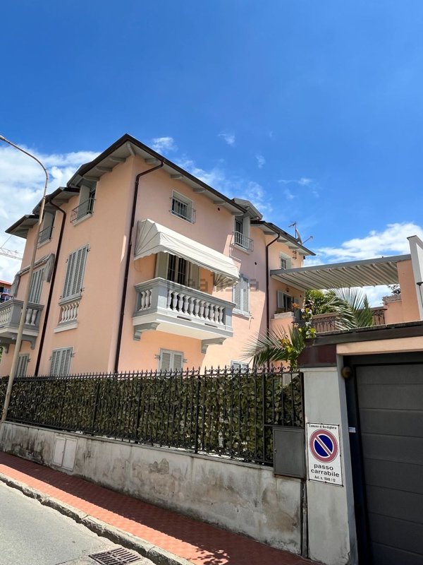 casa indipendente in vendita a Bordighera